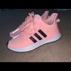 Women’s Adidas tennis shoes